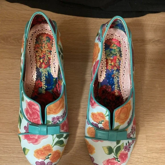 Floral Women's Shoes with Teal Accents - Picture 11 of 16